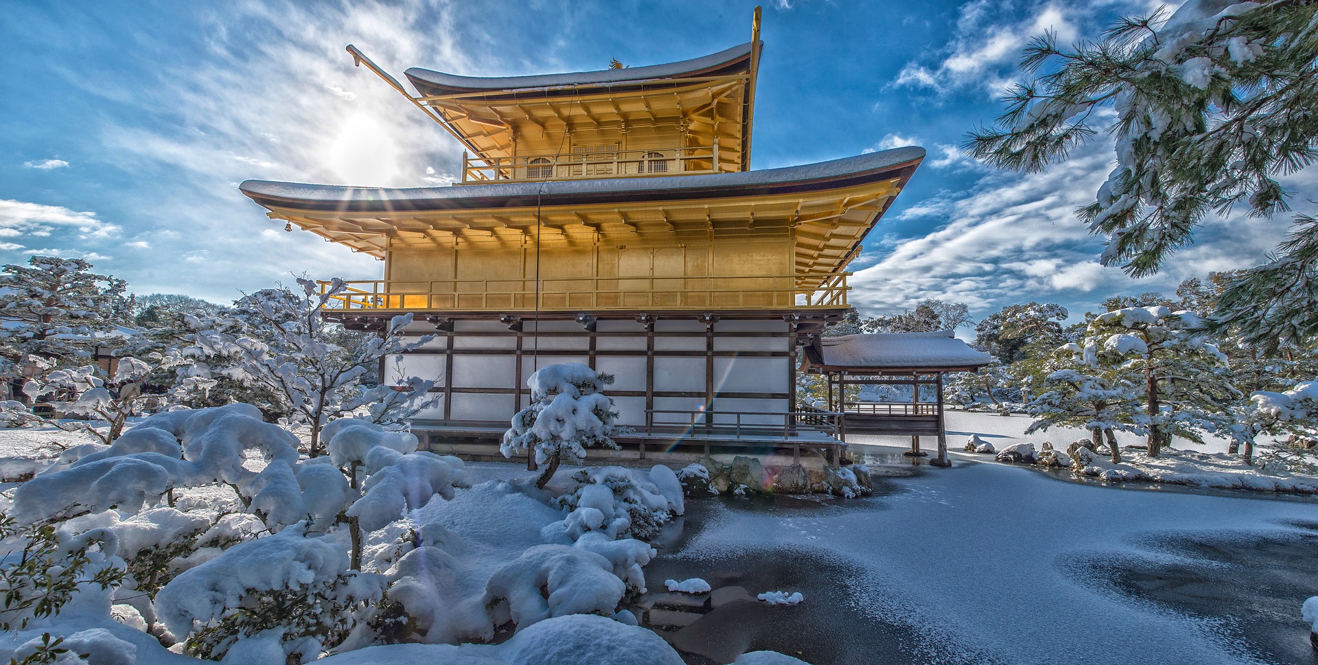 金があしらわれた金閣寺